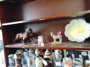 lot 3189 image: Contents of Animal Shelf