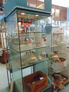 lot 3192 image: Contents of Glass Display case -
