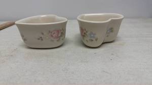 lot 13 image: Pfaltzgraff Ceramic Heart-Shaped Custard Cup Dishes in the Tea Rose Pattern - Set of 2