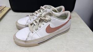 lot 56 image: Nike Court Legacy Sneaker White Pink Low-Top Lace-Up