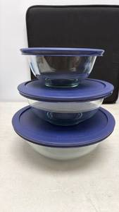 lot 101 image: Pyrex 6-Piece Glass Bowl Set with Blue Lids