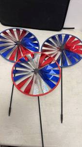 lot 168 image: 3-Piece Pinwheel Garden Stake Set (Red White Blue)