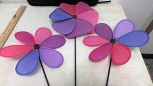 lot 171 image: Flower-shaped Spinners 3 Pack (Pink Purple Blue)
