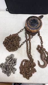 lot 185 image: Chain Hoist with Load Chain and Hook Assemblies