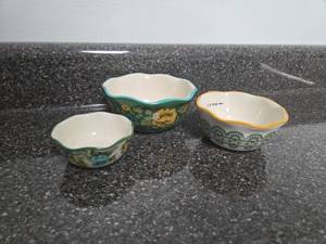 lot 259 image: 3-Piece Ceramic Measuring Bowl Set Floral Design