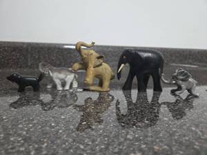 lot 308 image: Animal Figurines Lot 5 Pieces Elephants Dog