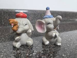 lot 333 image: Circus Elephant Figurines with Party Hats 2-Piece Set