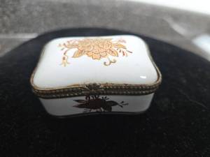 lot 337 image: Porcelain Hinged Box with Gold and Red Floral Decoration