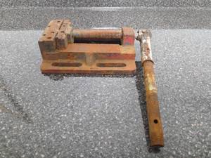 lot 357 image: Bench Vise with handle