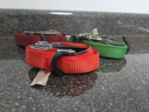 lot 358 image: Ratchet Strap Tie-Down Set 3-Pack Red Green with Metal Buckles