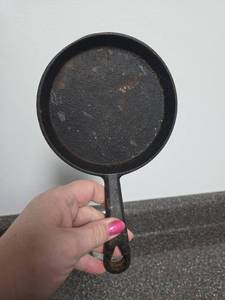 lot 368 image: Cast Iron Skillet with Handle MGF 2023
