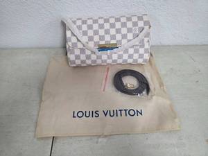 Beautiful brand-new purse with dust bag