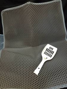 lot 1069 image: Pieviev Cat Litter Mat with Scoop - Retail $0