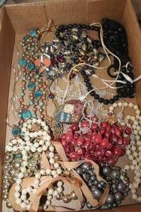 lot 5102 image: Misc. Jewelry