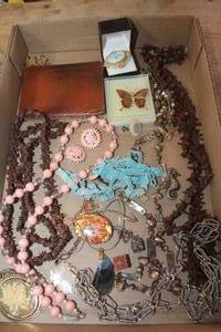lot 5112 image: Misc. Jewelry and Leather Wallet