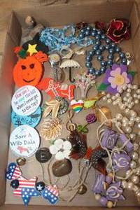 lot 5118 image: Vintage Brooches and More