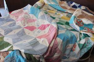 lot 5123 image: Vintage Full Size Cutter Quilt