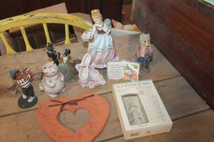 lot 5131 image: Figurines and More