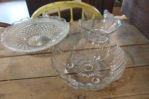 lot 5137 image: Vintage Glass Serving Bowls