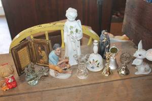 lot 5141 image: Vintage Figurines and More