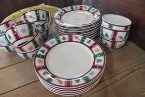 lot 5145 image: Pfaltzgraff Christmas Plates & Bowls
