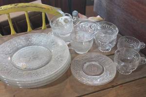lot 5148 image: Vtg. Indiana Tiara Plates and More