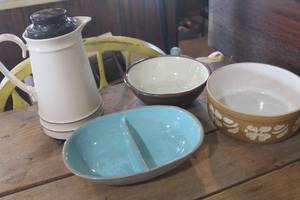 lot 5162 image: Vtg. Harkerware Divided Dish & More