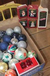 lot 5179 image: Hallmark and Vintage Ornaments