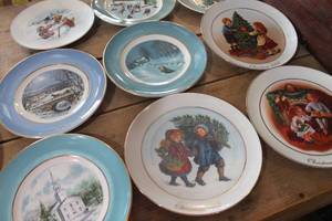 lot 5184 image: Christmas Dcor Plates
