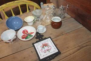 lot 5186 image: Vintage Trivet, Bowls and More