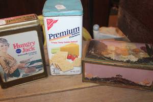 lot 5201 image: Vintage Davis Fruit Cake Tin and More