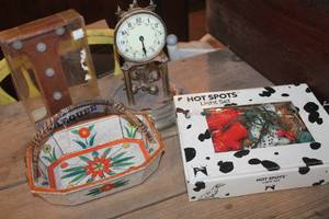 lot 5206 image: Vintage Clock untested and More Home dcor