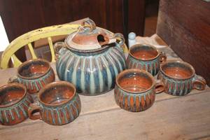 lot 5225 image: Vintage Pottery Soup Pot and Cups