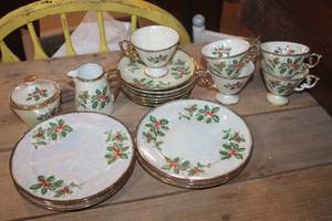 lot 5254 image: Vintage Christmas Poinsettia Dishes