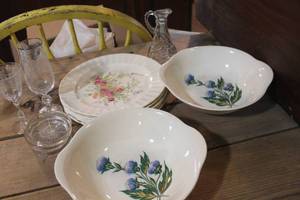 lot 5262 image: Vintage Serving Bowls, Plates and More