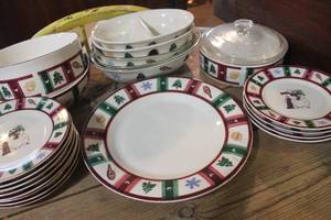 lot 5287 image: Pfaltzgraff Christmas Dishes