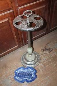 lot 5290 image: Vintage Light Up Smoke Stand untested & Ashtrays