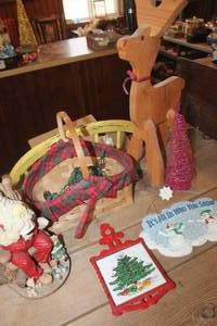lot 5297 image: Christmas Dcor and More