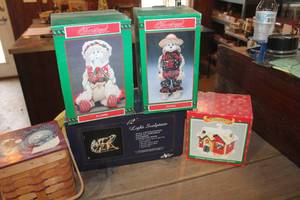 lot 5298 image: IOB Christmas Dcor Figurines and More