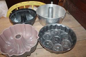 lot 5300 image: Bundt Pans and More