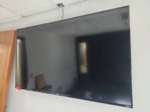 lot 18764 image: 55in  Onn. Roku TV Flat Panel Television w Wall Mount Bracket
