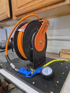 lot 18785 image: Giraffe Tools Retractable Air Hose Reel 38in Hybrid Hose w Kobalt Tire Inflator