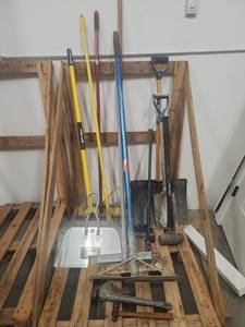 lot 21949 image: Lot of Hand Tools Shovels, Push Brooms, Pipe Wrench, Sledge, Ridgid 18in Wrench