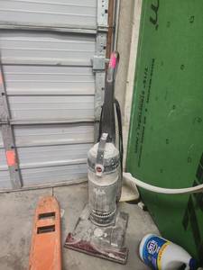 lot 21965 image: Hoover WindTunnel Max Performance Pet Upright Vacuum  Model UH72625