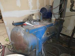lot 8799 image: Quincy Climate Control Horizontal Tank-Mounted Air Compressor w Electric Motor