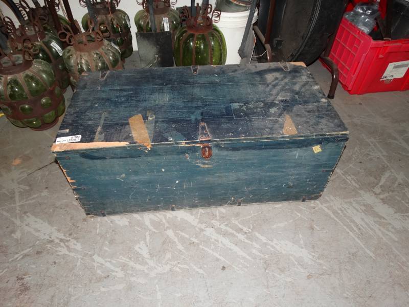lot 8005 image: blue trunk. -- Apox L32x W16x H13
