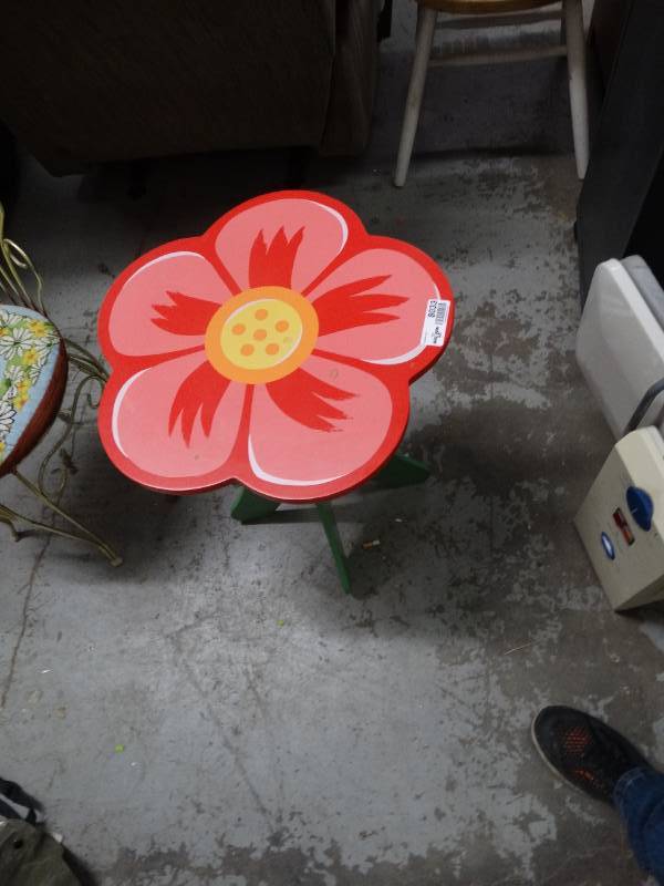 lot 8033 image: small flower childrens table -- approx 18 in diameter 23 12 tall