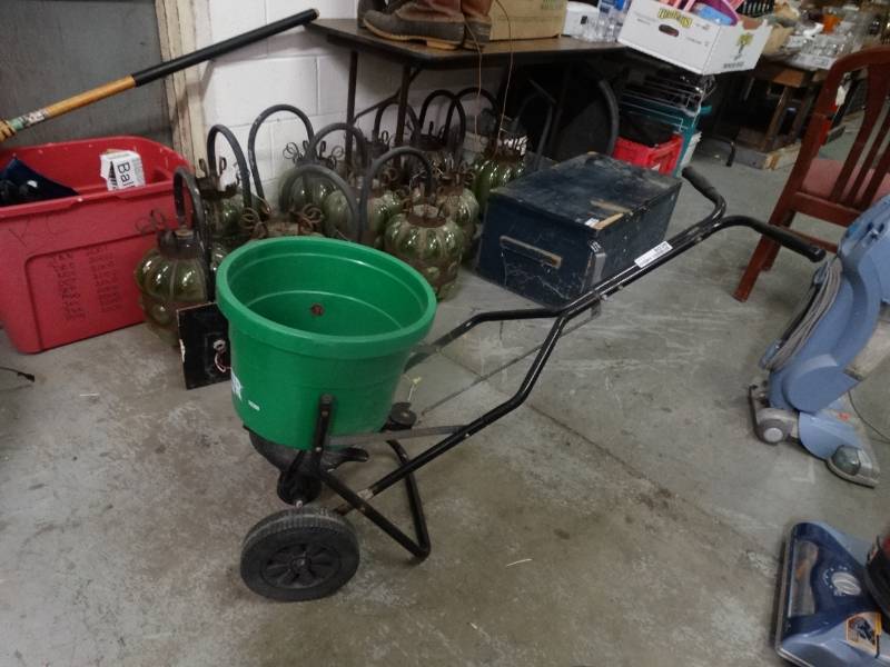 lot 8038 image: lawncrafter seed spreader