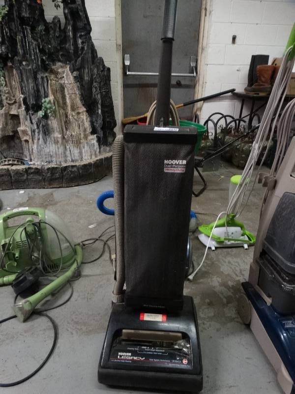 lot 8040 image: hoover legacy vacuum ---- powers on