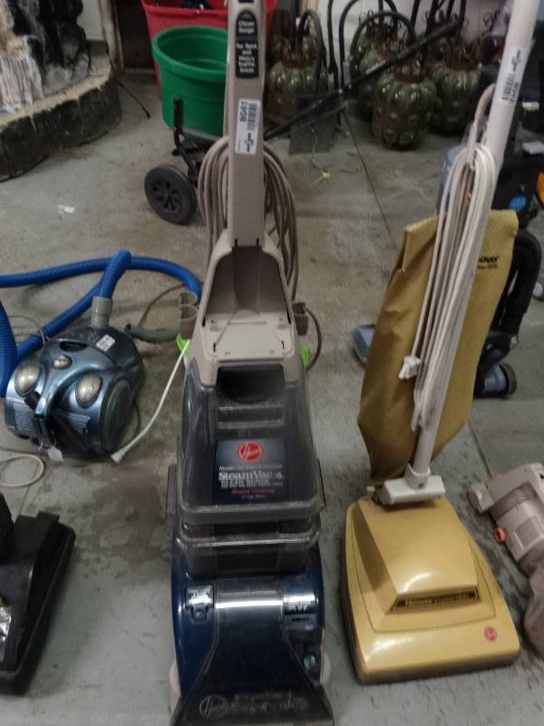 lot 8041 image: hoover steam vacuum--- powers on